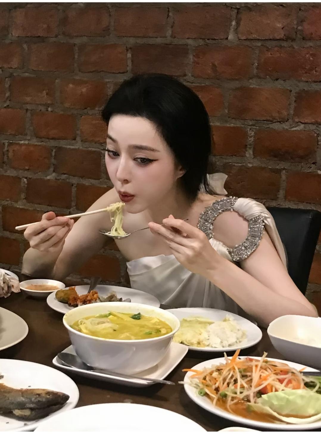 吃个饭都那么优雅肩上的那环钻石好闪啊。
