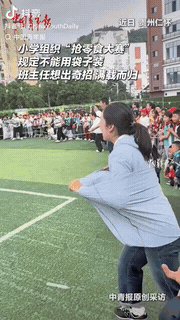 贵州，在一场规定不准用袋子装的小学抢零食大赛中，当众老师一筹莫展时，她竟灵机一动