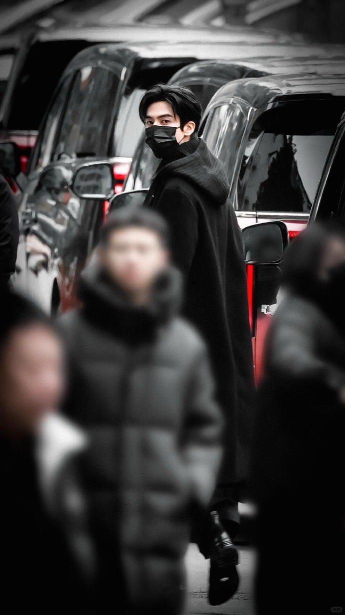 宋威龙下班拍成现偶了宋威龙用实际行动证明：真正的帅哥，连下班都能走出偶像剧质感