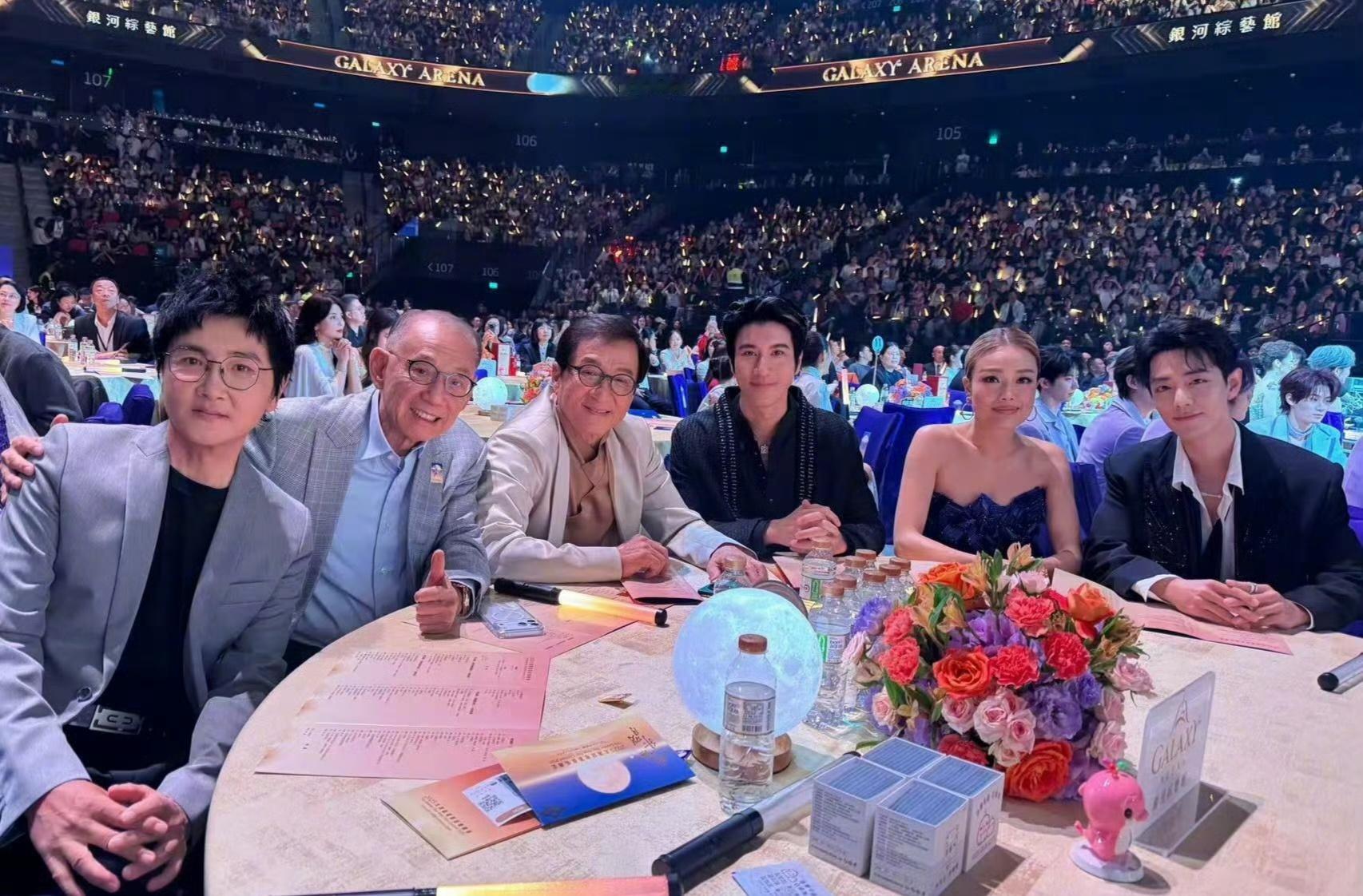 湾区升明月检验唱功正在看大湾区晚会，本来一开始还以为是现场音效不好，听着实在太