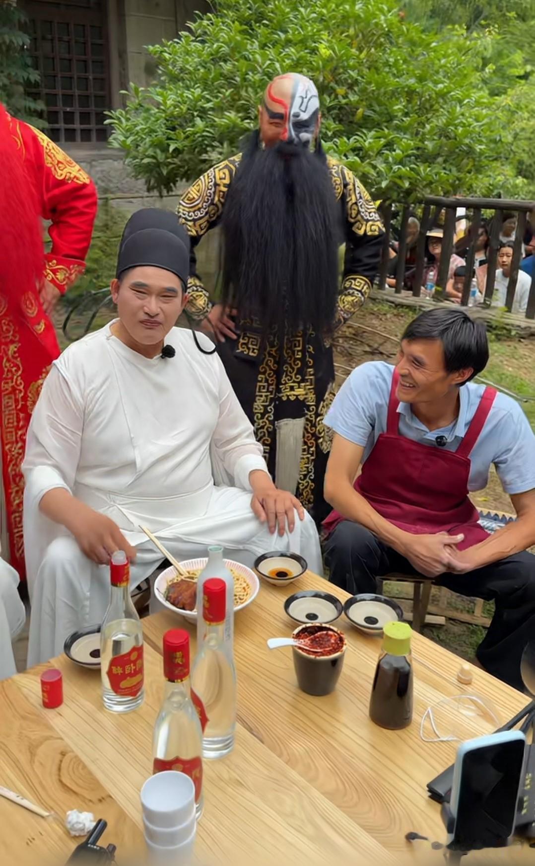 临沂压油沟景区，大衣哥朱之文和拉面哥又见面了！大衣哥吃着香喷喷的拉面，赞不绝口直