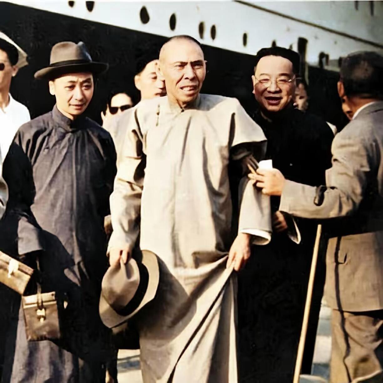 1949年5月1日，杜先生自上海搭乘荷兰渣华公司“宝树云号”客轮，于5月3日抵达