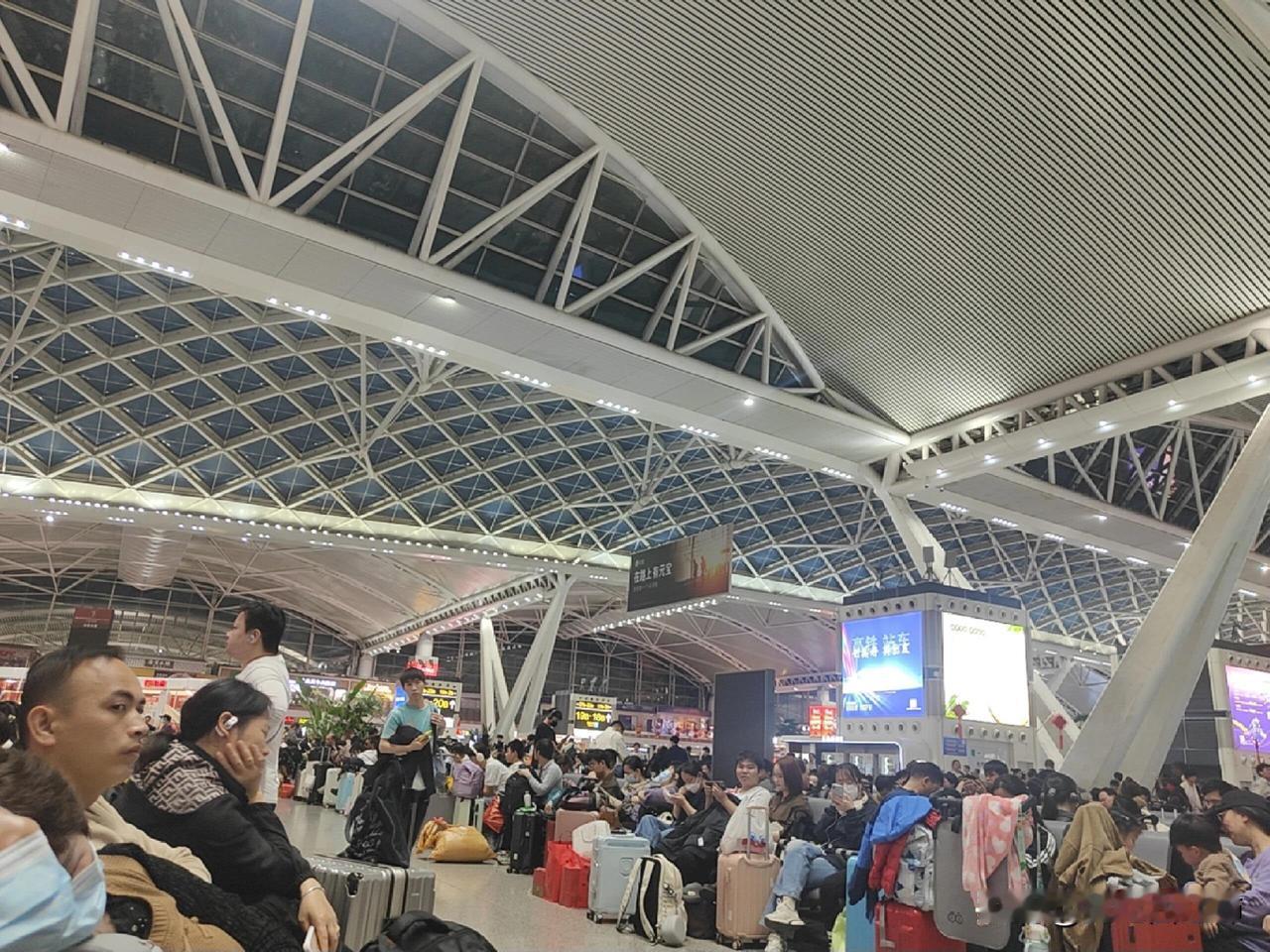 人怎么可以这么倒霉，被迫留守高铁的一天本来买好了13号最晚23:20的票早上