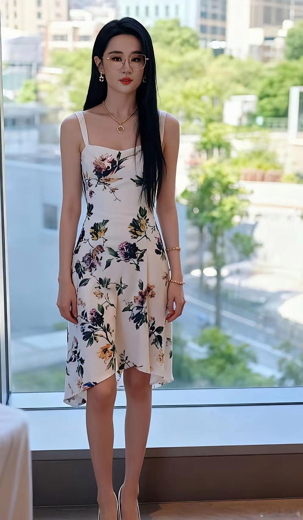 刘亦菲一袭碎花连衣裙搭配白色高跟鞋，气质温婉又端庄，满是知性韵味，美到让人移不开