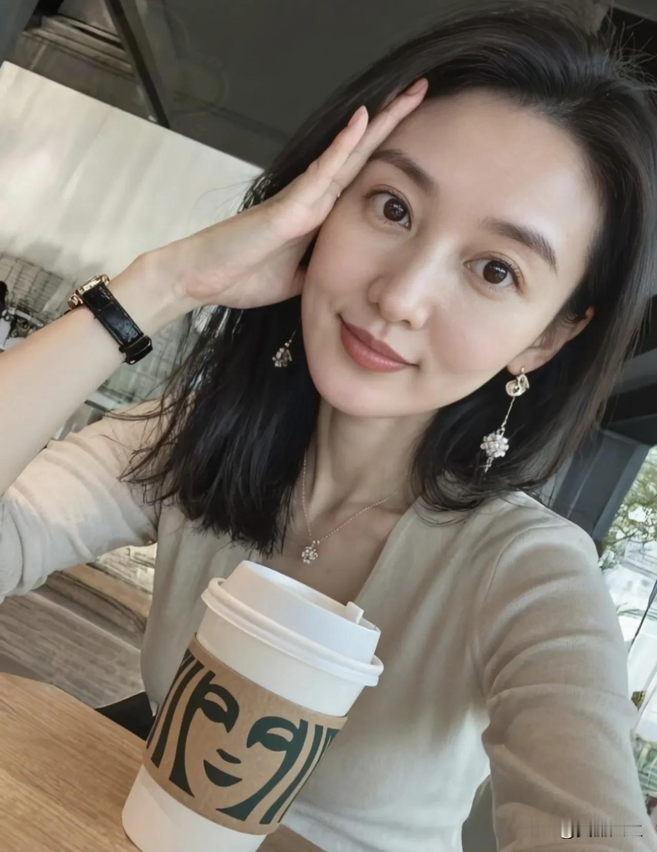 白天的累交给咖啡夜晚的累交给酒杯一个治清醒一个治失眠