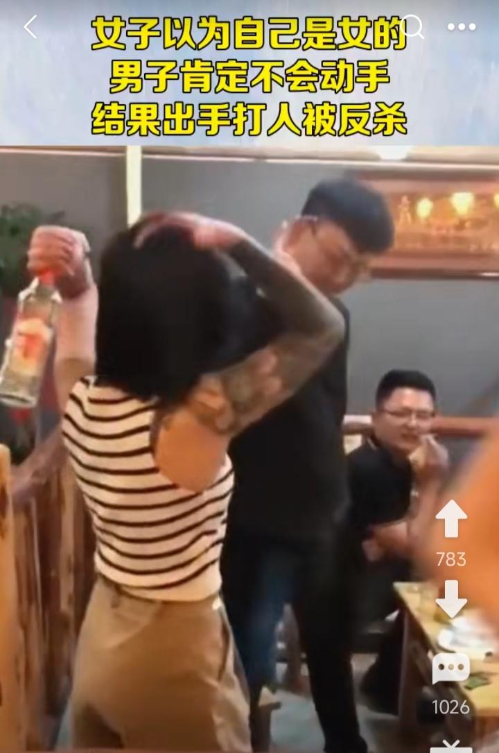 小食店内，一纹身女子和另一男食客发生争执。本来就是一件争座位的小事，有事好商量