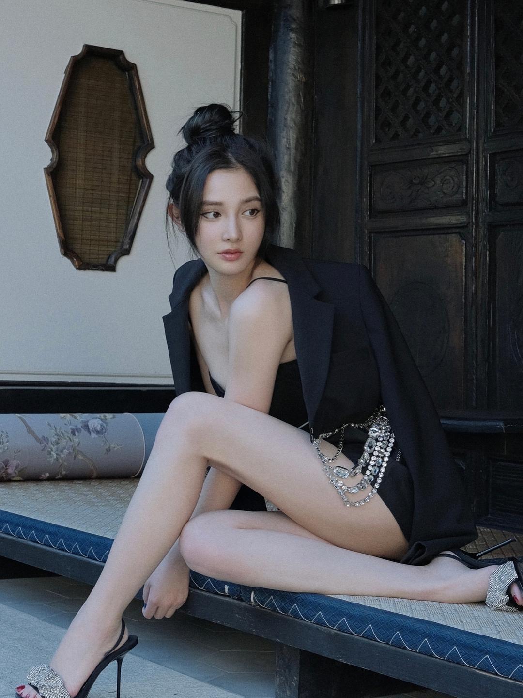 彭小苒，高跟美腿妆造美丽诱人[赞][赞]娱乐美