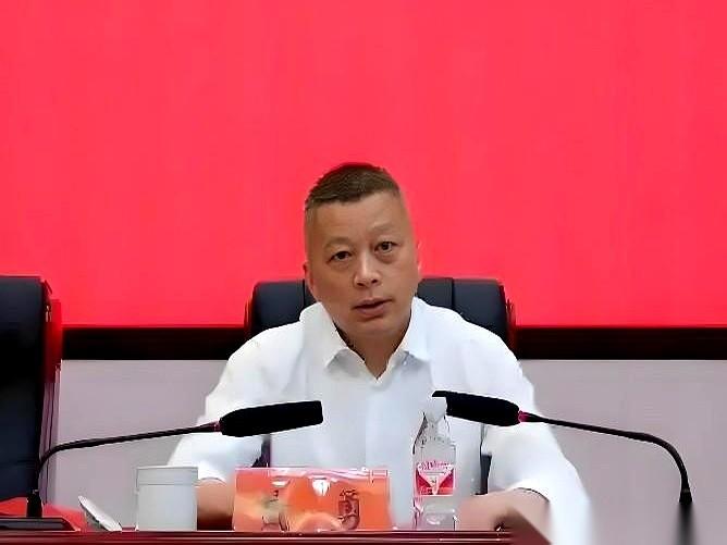 去年还在台上，教大家要守住底线。今年就上了热搜，成了反面教材的“封面人物”。