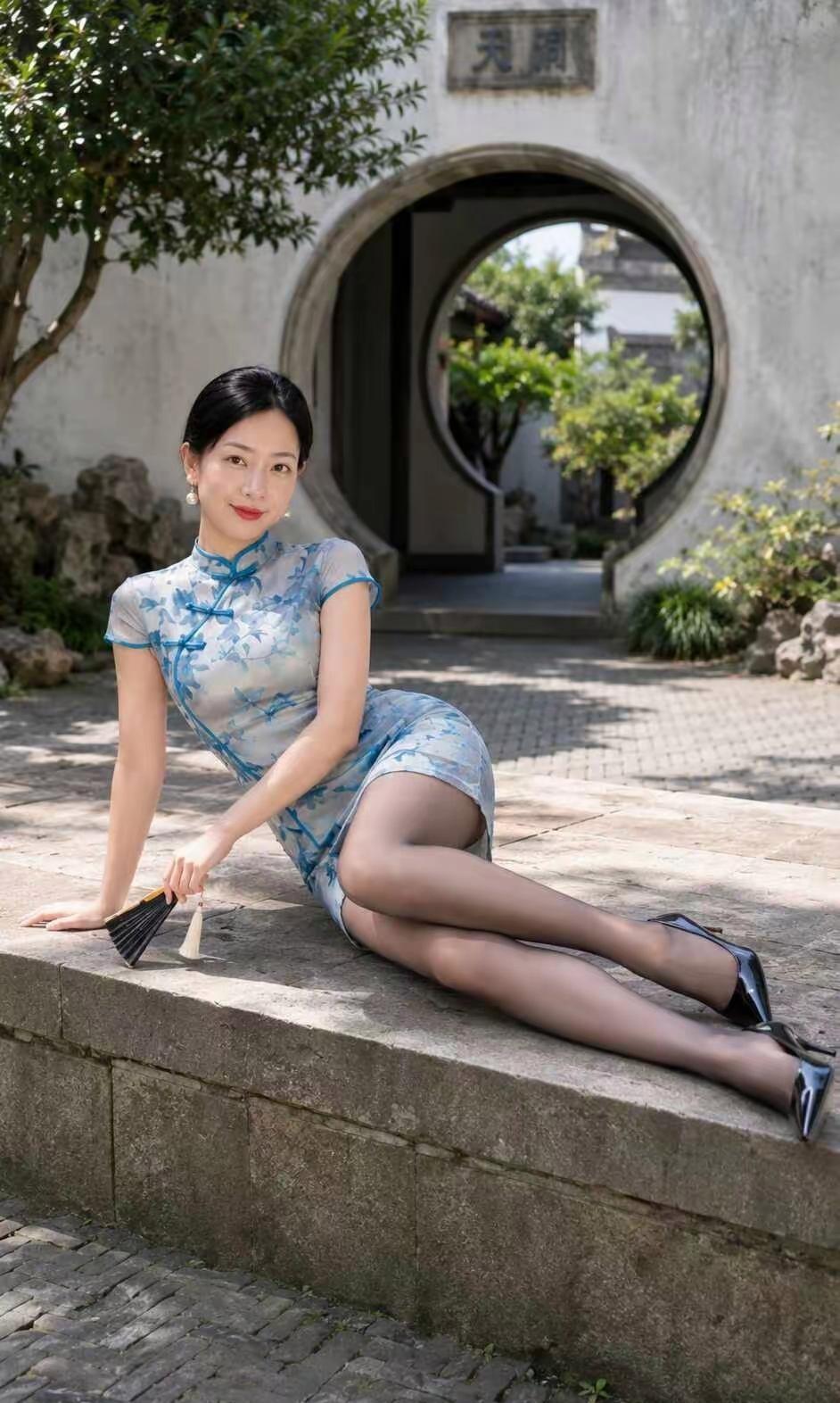 身着‌蓝青花短款旗袍‌，搭配黑丝与黑高跟，温婉又兼具时尚感，烘托出了东方女性的温