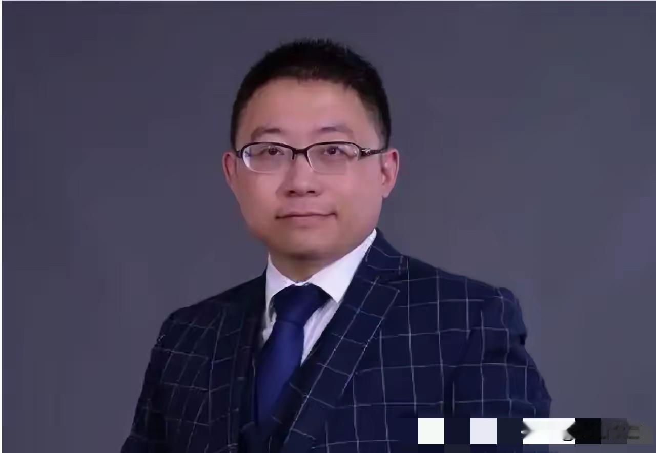 最近刷屏的沈逸教授事件，让我想起去年在复旦听他讲座的场面。当时他拆解美国网络霸权