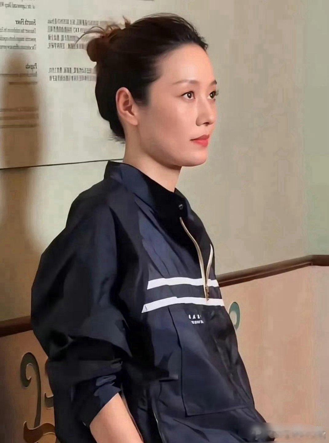 马伊琍留长发了，没想到她骨相如此完美，49岁都没有疲态，颜值真的太能打了。