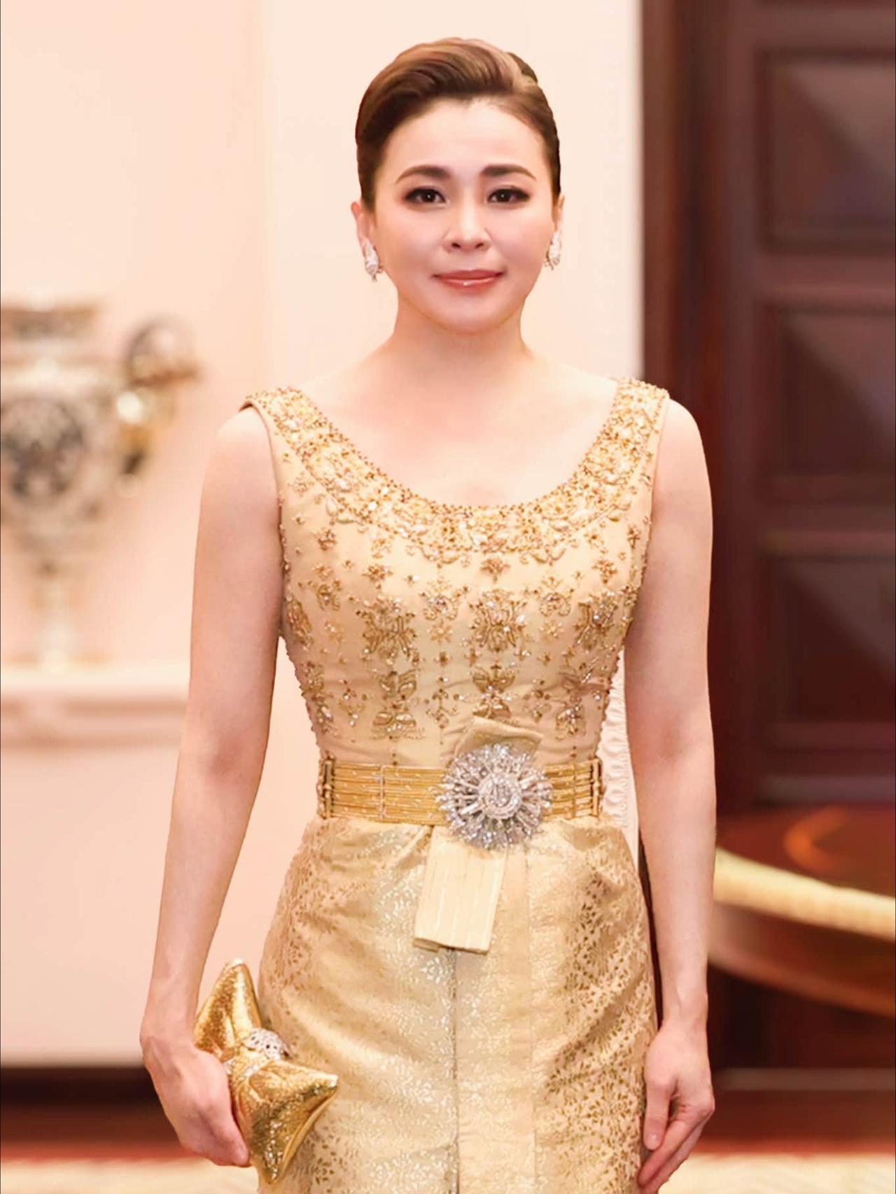 苏提达闪耀越南国宴，一袭金色泰式礼服好仙2026年9月15日晚，泰国国王陛下与