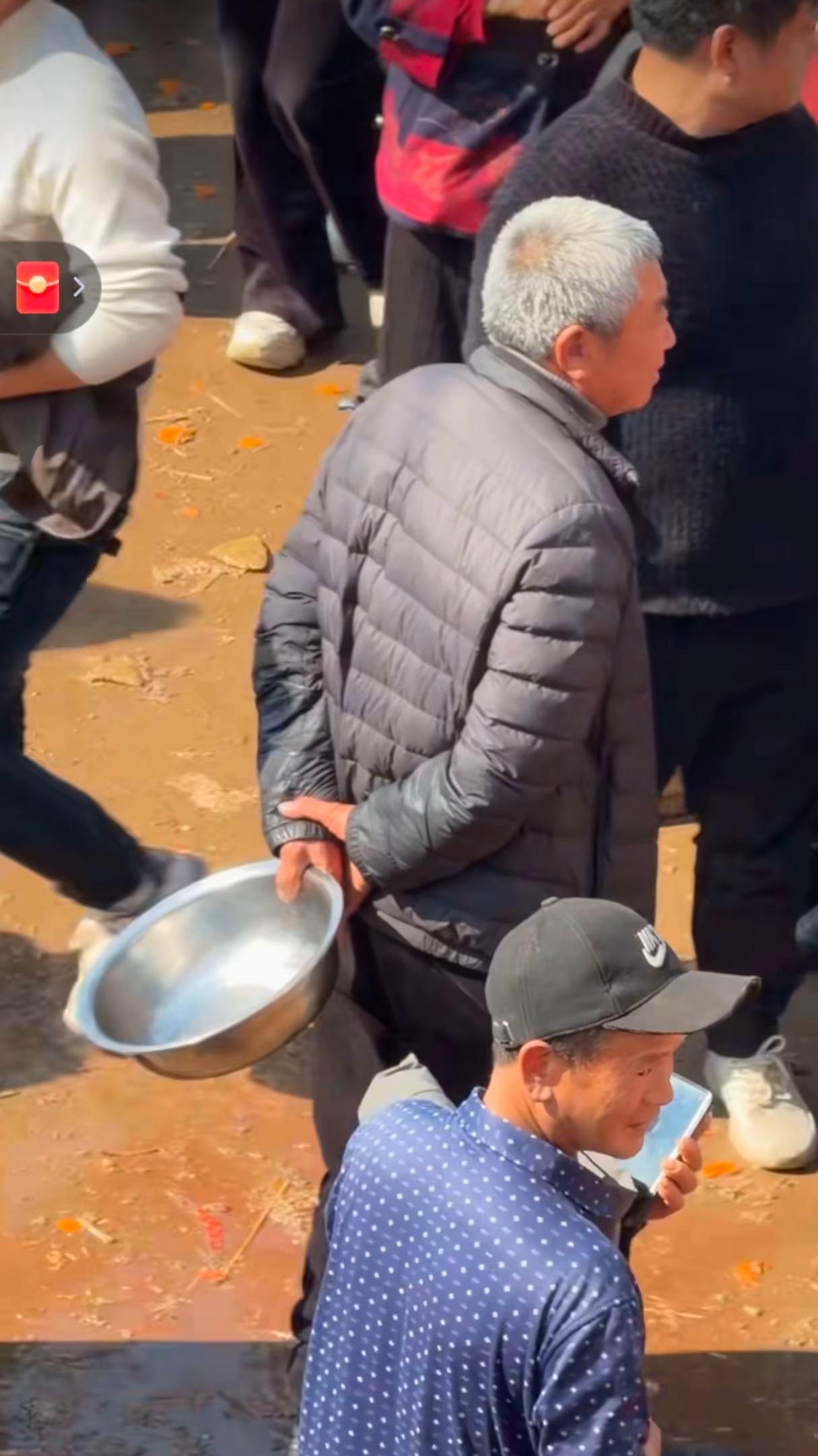 西贝贾老板现实中真的不能招惹！从罗永浩发博开始就关注这事件。本来就是一位食客吐槽