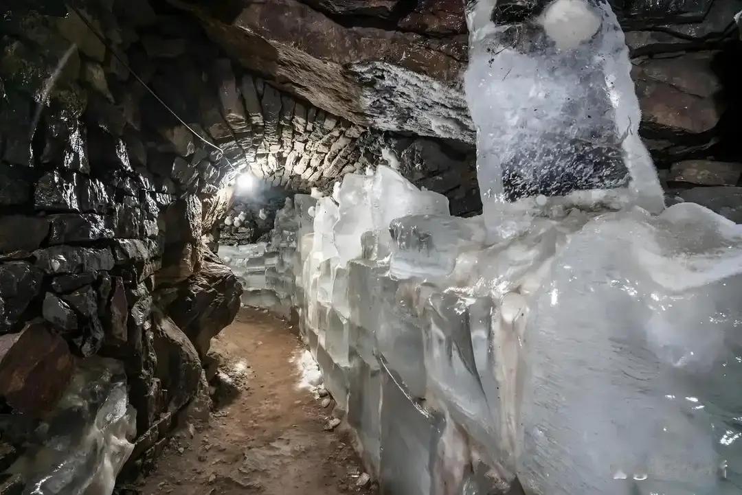 皇宫没空调，古代皇帝怎么熬过炎炎夏日？三伏天40度高温，你在空调房里都嫌热，古代皇帝穿着龙袍怎么活？