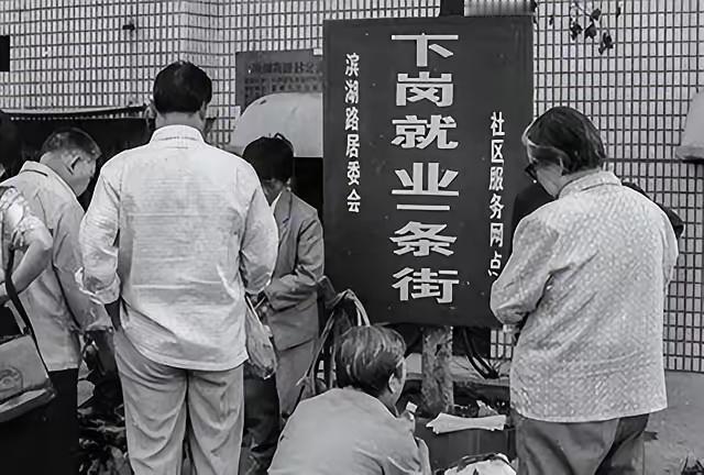 你会买打折机票吗？前一段时间，我的一个亲戚他们一家五口要出去旅游，时间地点都已