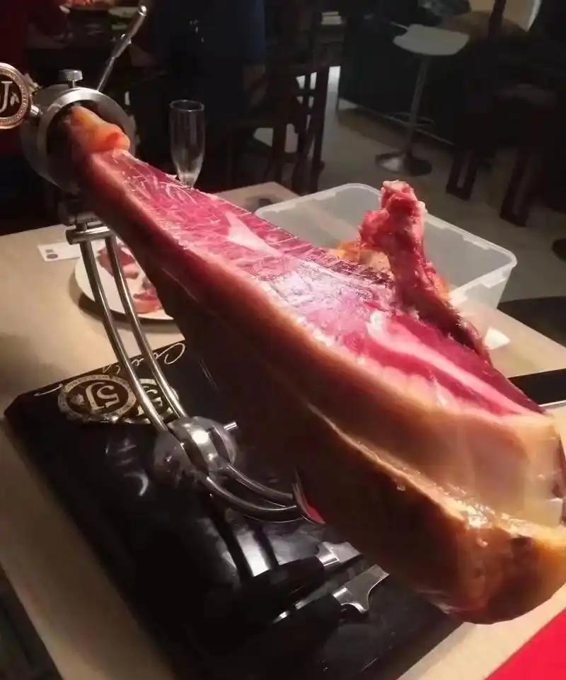 这么说吧，西班牙火腿能生吃，这背后可是有一套严格的“规矩”在撑着。首先，这火腿的