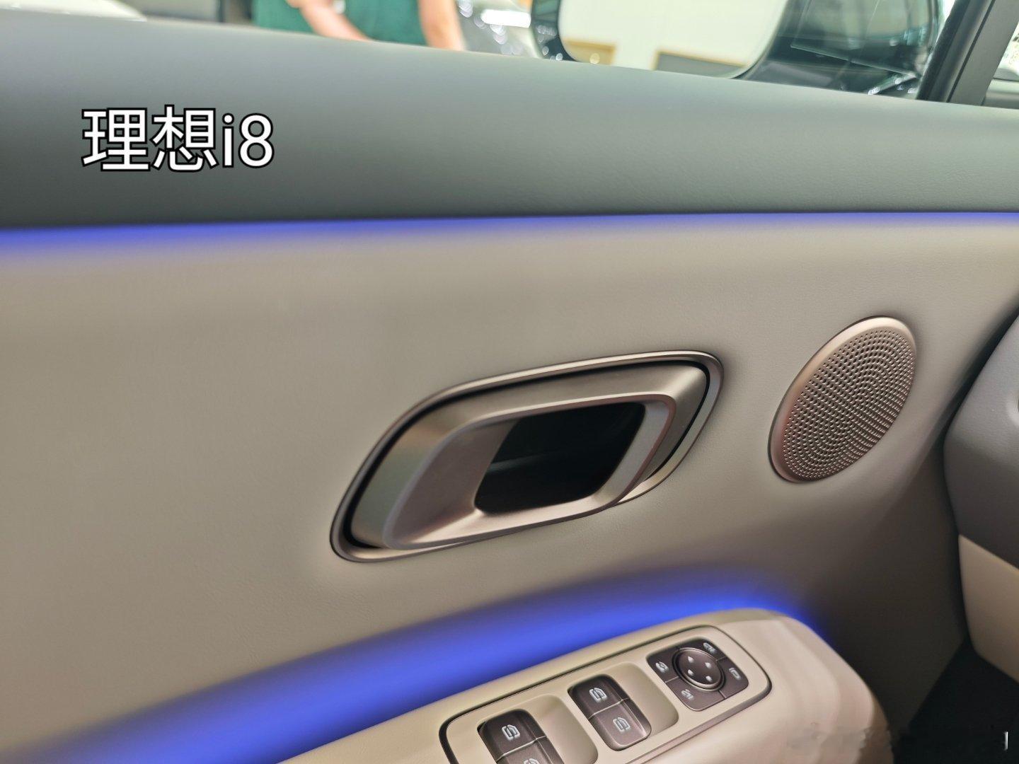 再看理想i8这个门内拉手,是为了变化而变化的吗？跟整车内饰风格完全不搭，内饰是