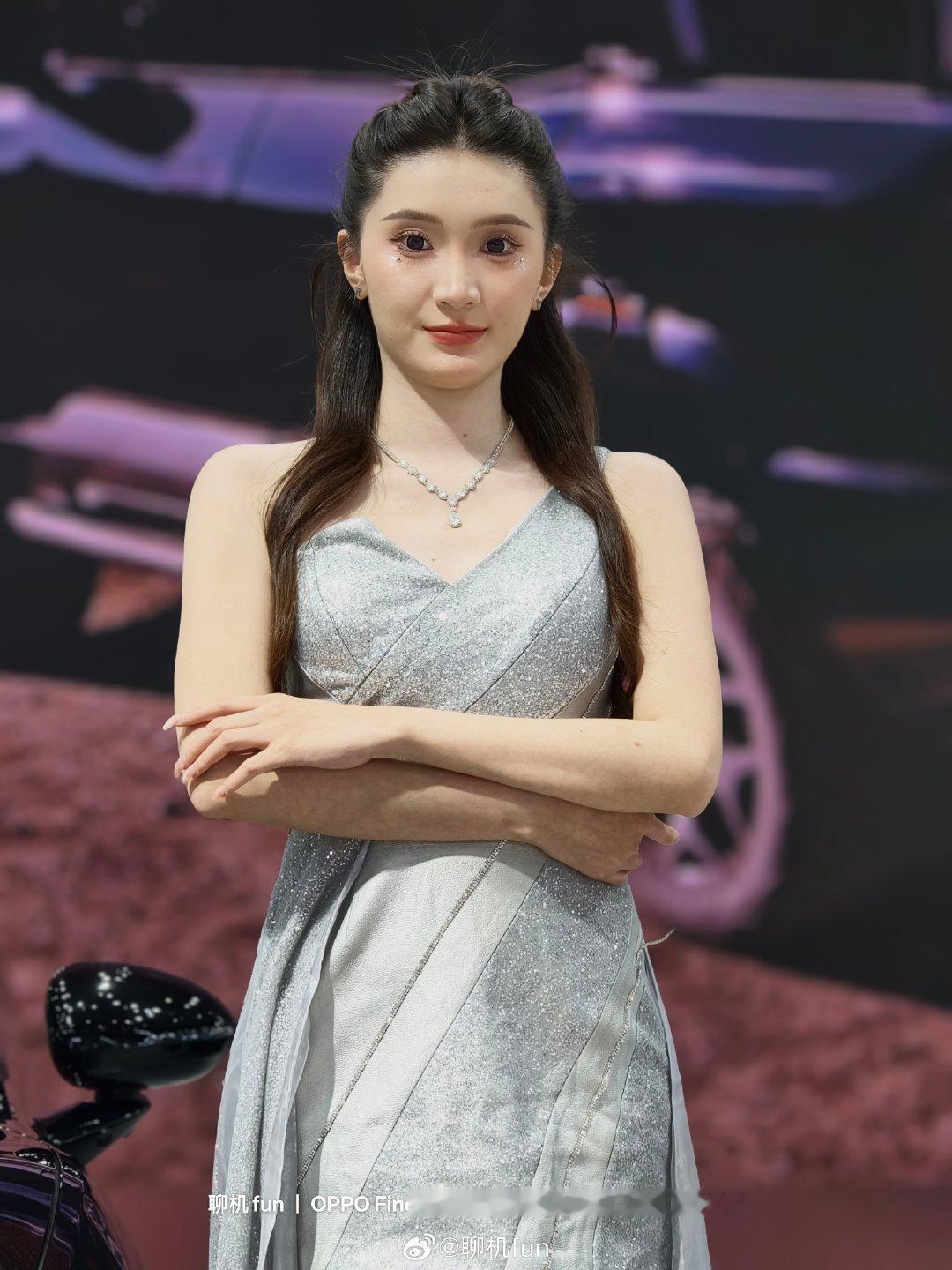 还是十一沈阳车展，这组看着有点隆重。银灰亮片小礼服，后面还拖着一条长长的纱，站台的灯一打，亮片反光特