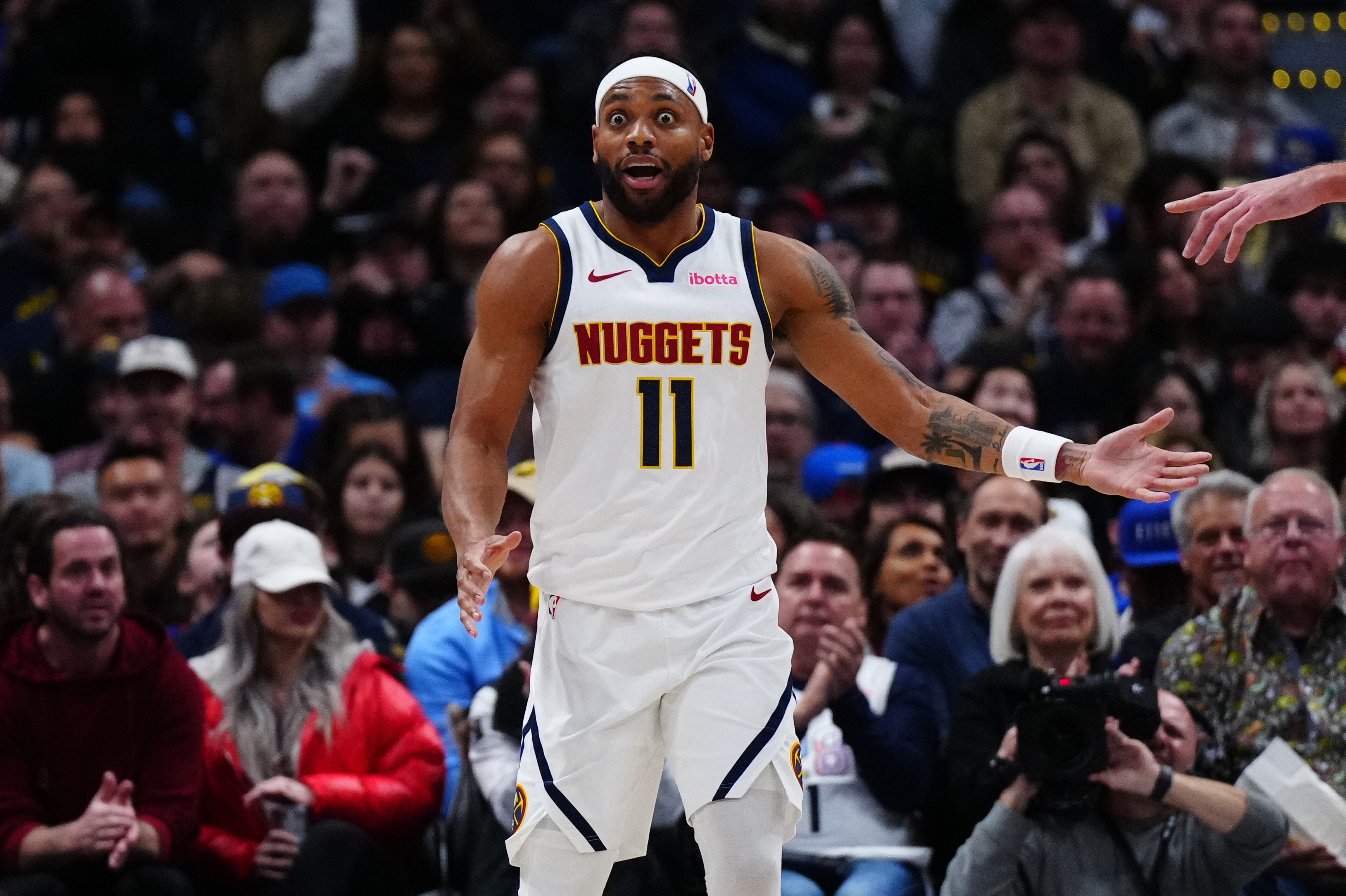乐布朗为什么被掘金放弃，却被NBA三队追逐呢？主要有3个原因！1、乐布朗（布鲁斯-布朗）的出勤率不错
