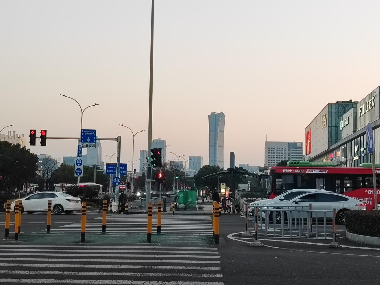 如果选择离婚，那也是要考虑退路的。一时的冲动，盲目的选择离婚，却导致无家可归，也