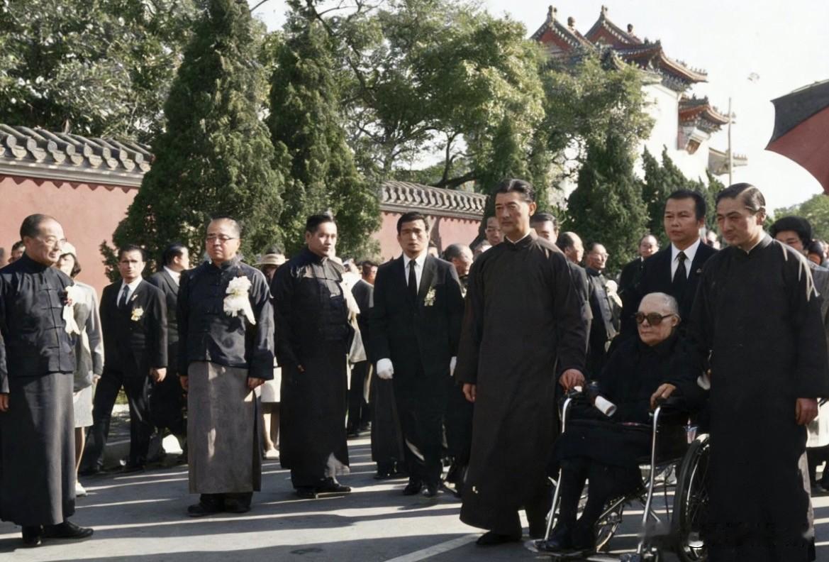 1988年1月，​蒋经国的葬礼上，​坐在轮椅上是蒋方良，而蒋孝武、蒋孝勇一旁服侍