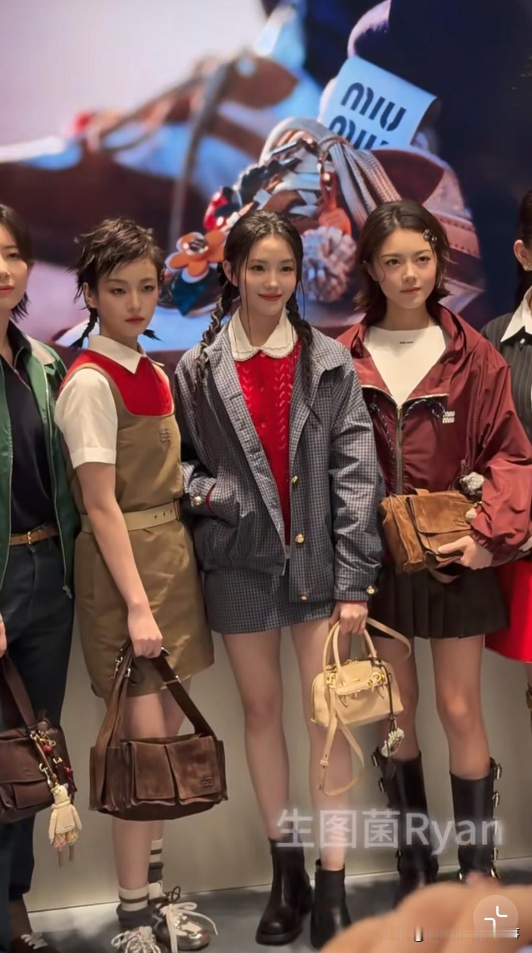 miumiu活动上的赵今麦刘浩存李庚希同框亮眼，大家都在说赵今麦美得突出，但平心