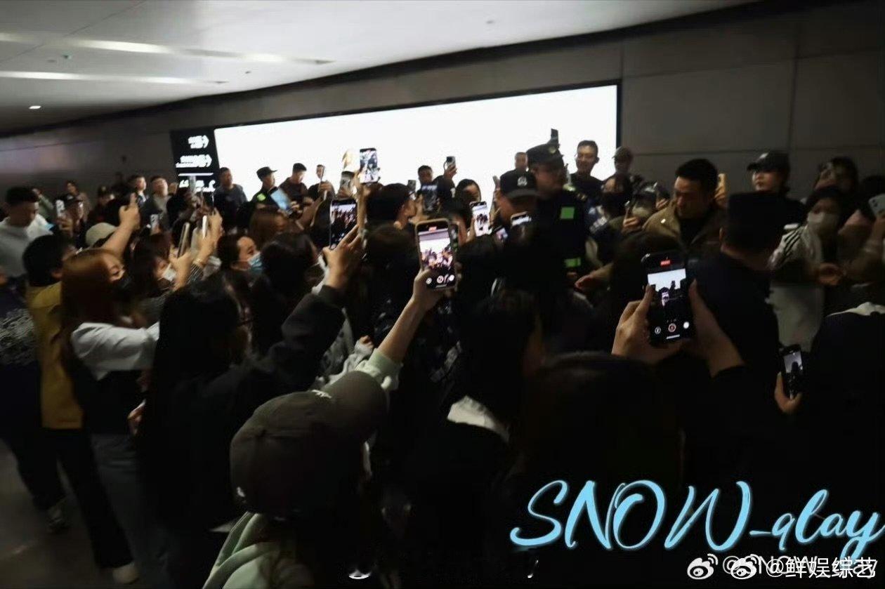 谁给孔雪儿同事挤飞了心疼同事三秒，明明是同行，却被挤到毫无立足之地！