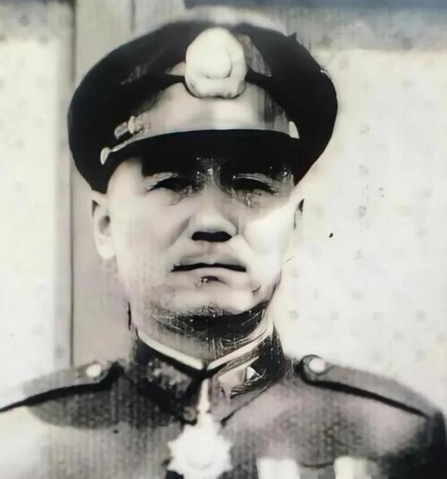 1949年12月，国军军长鲁崇义劝说参谋长何沧浪起义，然而何沧浪却涨红了脸，梗着