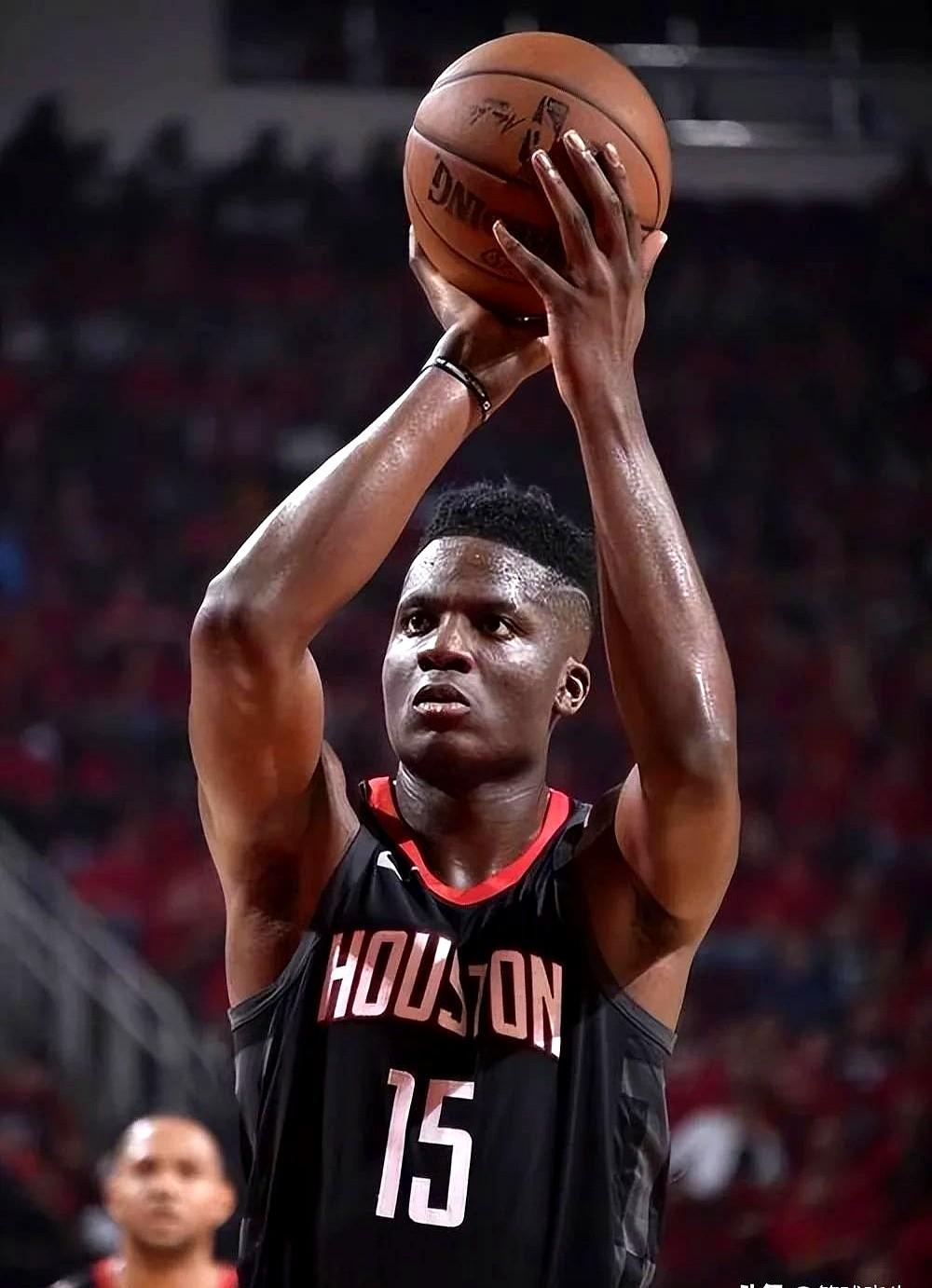 离开顶级后卫连饭都吃不上，这帮NBA内线硬汉全靠张嘴等喂。戈贝尔签下天价合同