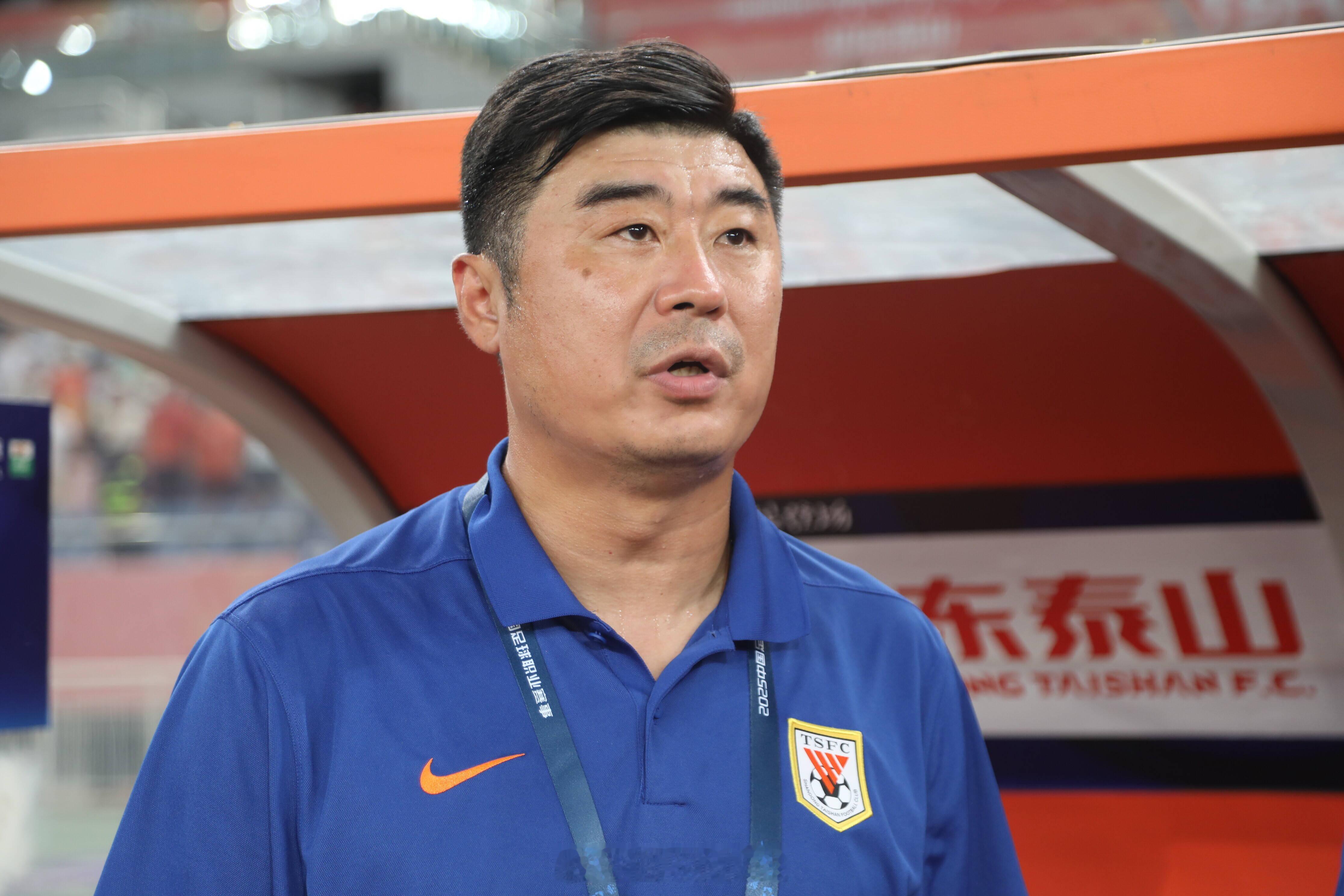 中超联赛山东泰山教练组现在压力确实大，有说被投诉的，有说他们全是混子的，这两天