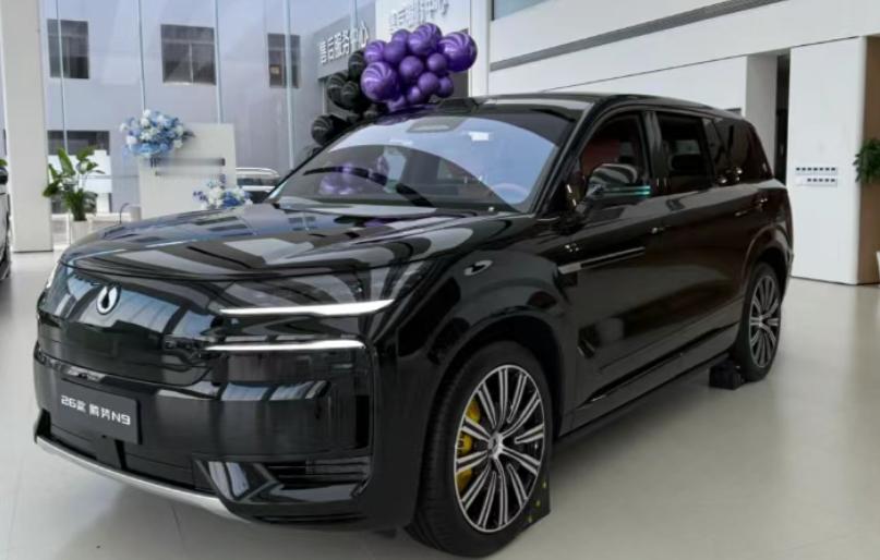 比亚迪又出王炸！5.2米旗舰SUV只要38万，百公里加速3.9秒，燃油车彻底坐不