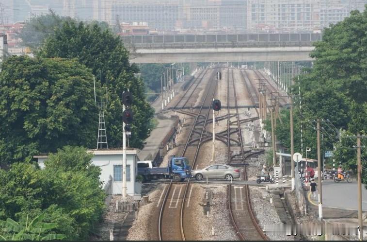 消失的广茂铁路广州至佛山段。前几年，由于广湛高铁的施工需要占用广茂铁路的广州至佛