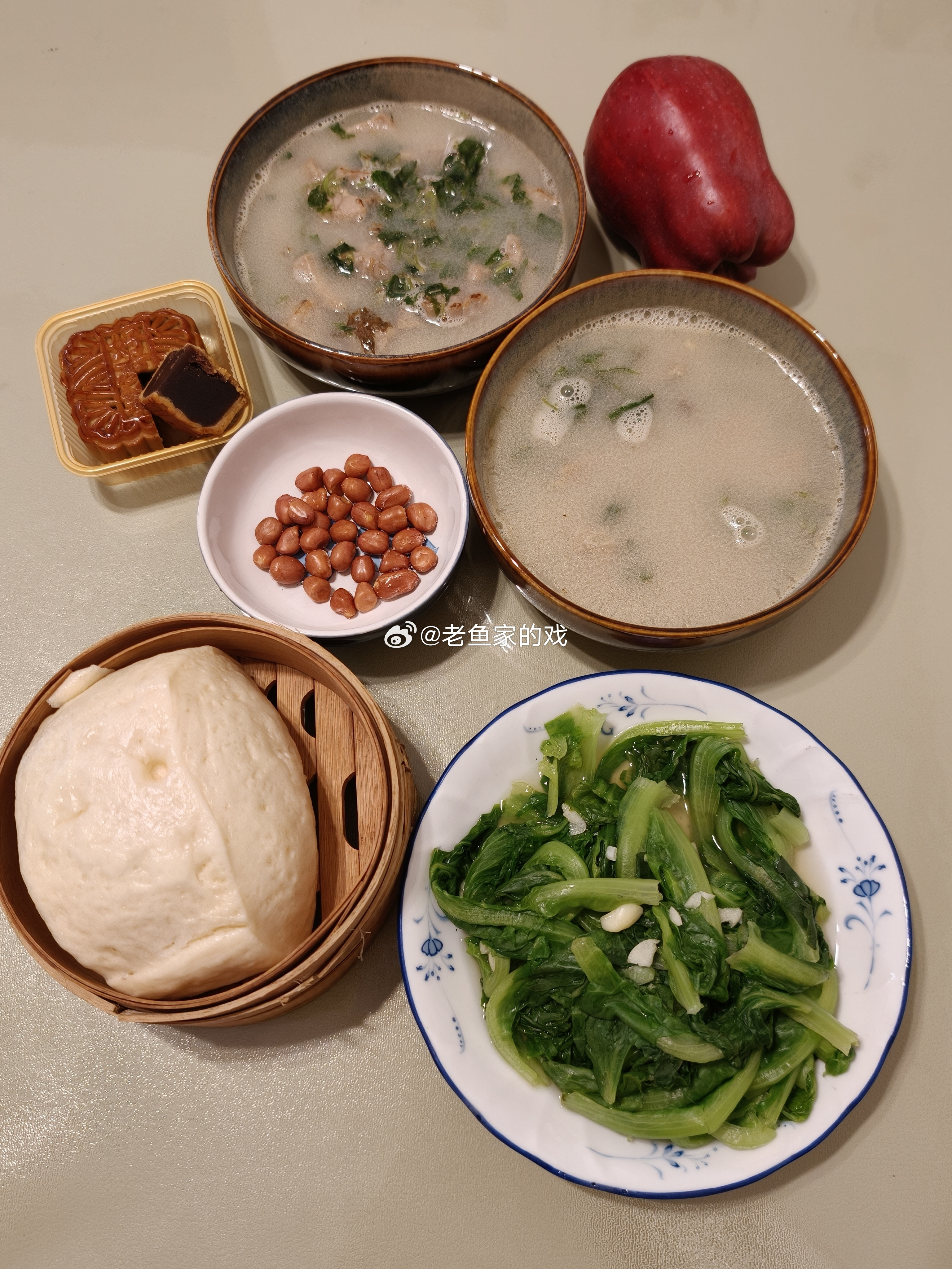 晚餐，把午餐打包回来的猪肺汤配个甜酒馒头，炸花生米也吃几颗；烫了个无油生菜，因为家里没油了；还有一个