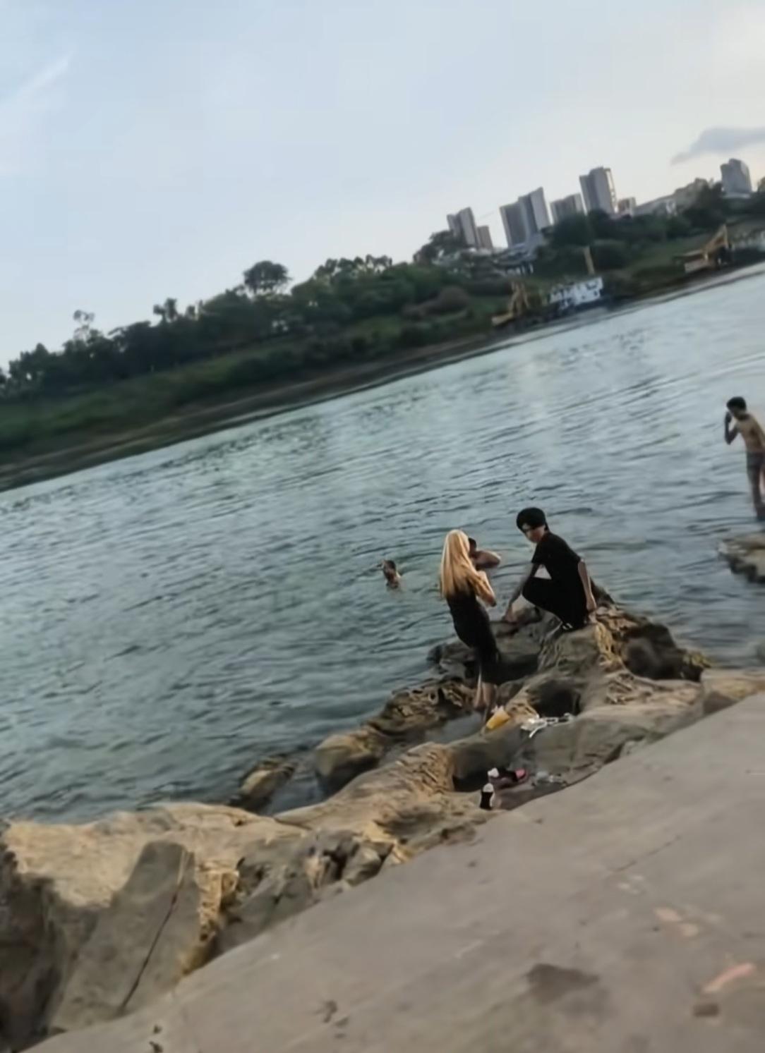不知道大家发现没有，广西贵港那女孩落水过后，后面还有两个路人大哥下去找人，不过找