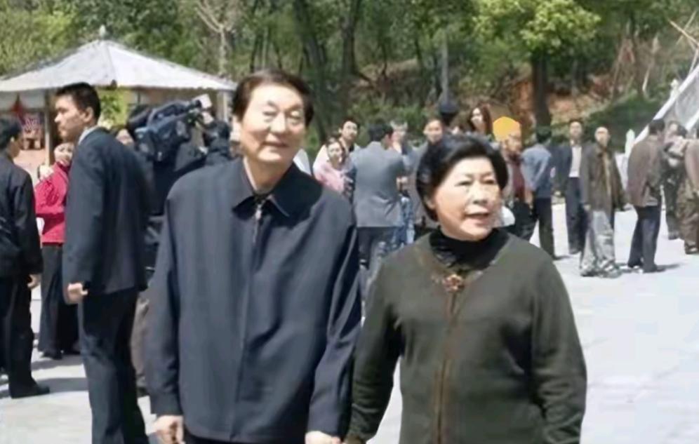 铁汉也有柔情。朱老夫人劳安是他的大学师妹，二人1956年成婚携手走过半个多世