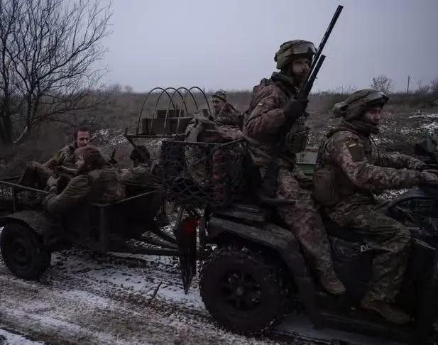 2名乌军士兵俘虏了一名俄军士兵回到了乌克兰后方，这名俄军士兵还跟着这两名乌军士兵