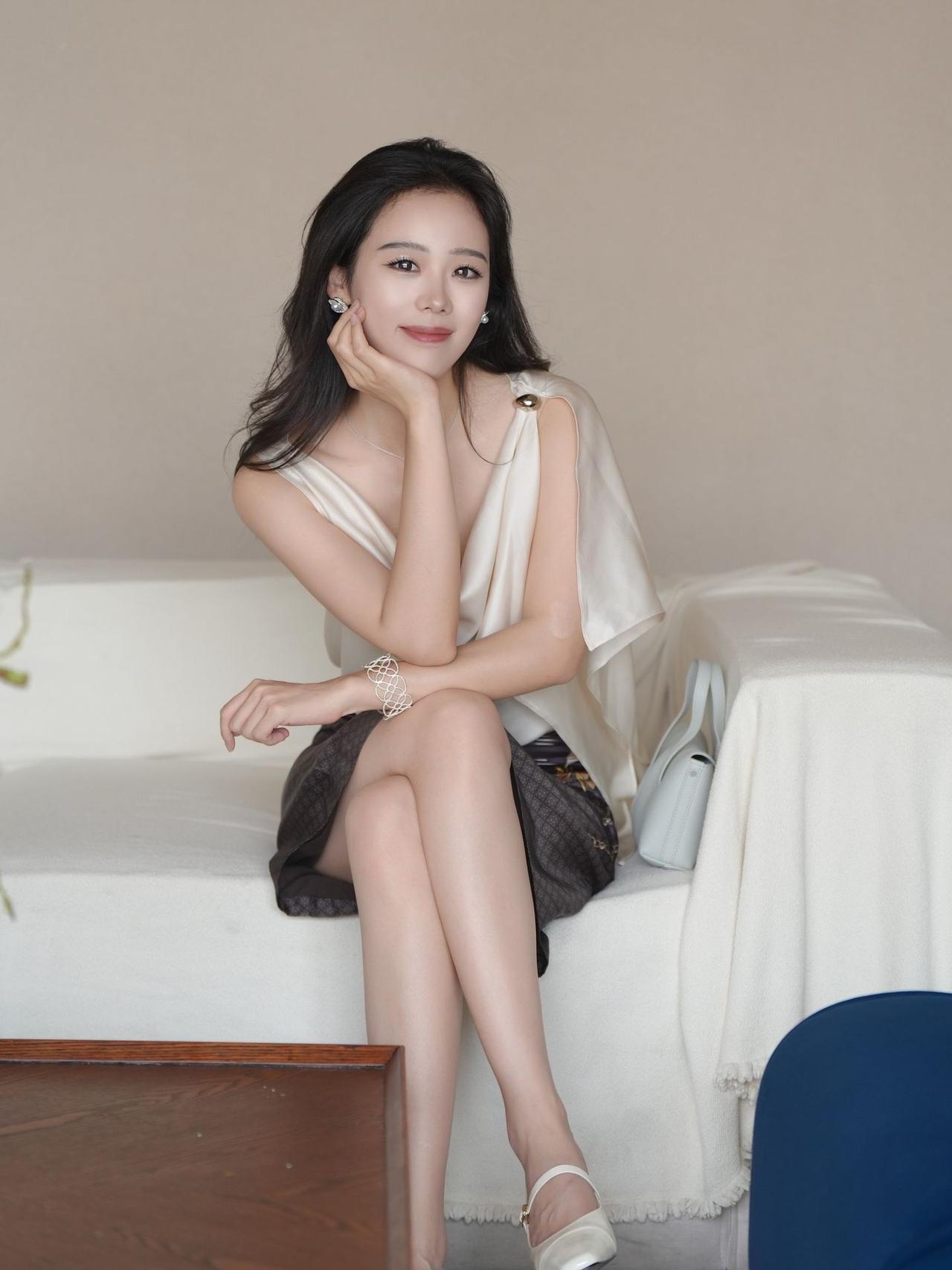 什么样的女性才叫有气质?褪去繁杂的装饰，偏爱质感面料带来的松弛气场，垂坠感白上衣