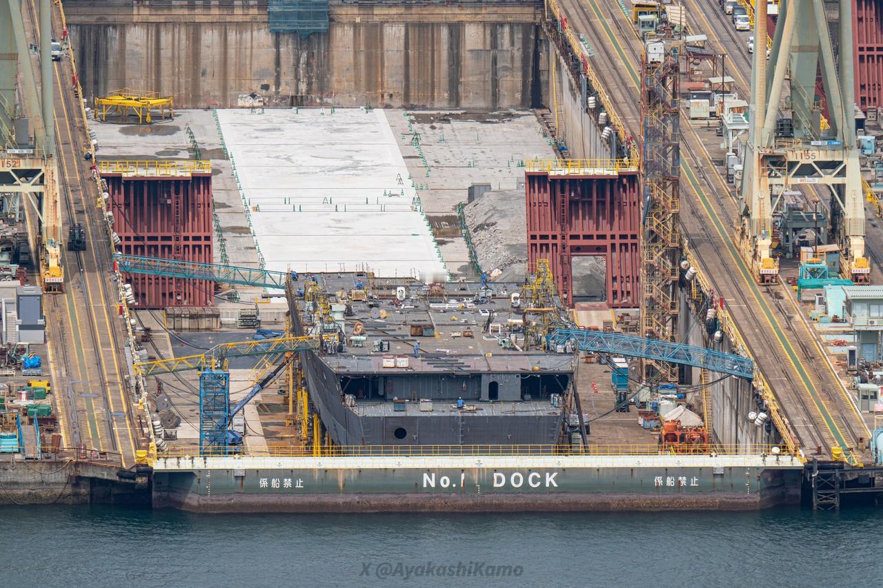 日本ASEV万吨大驱的舰艉已经成型了，图2是同一船厂隔壁坞内正在年度检修的“羽黑