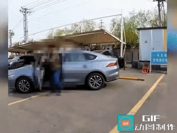 这样子的司机还真有！他在服务区停车，站两了两个车位，虽然方向很顺，可哪有这么停