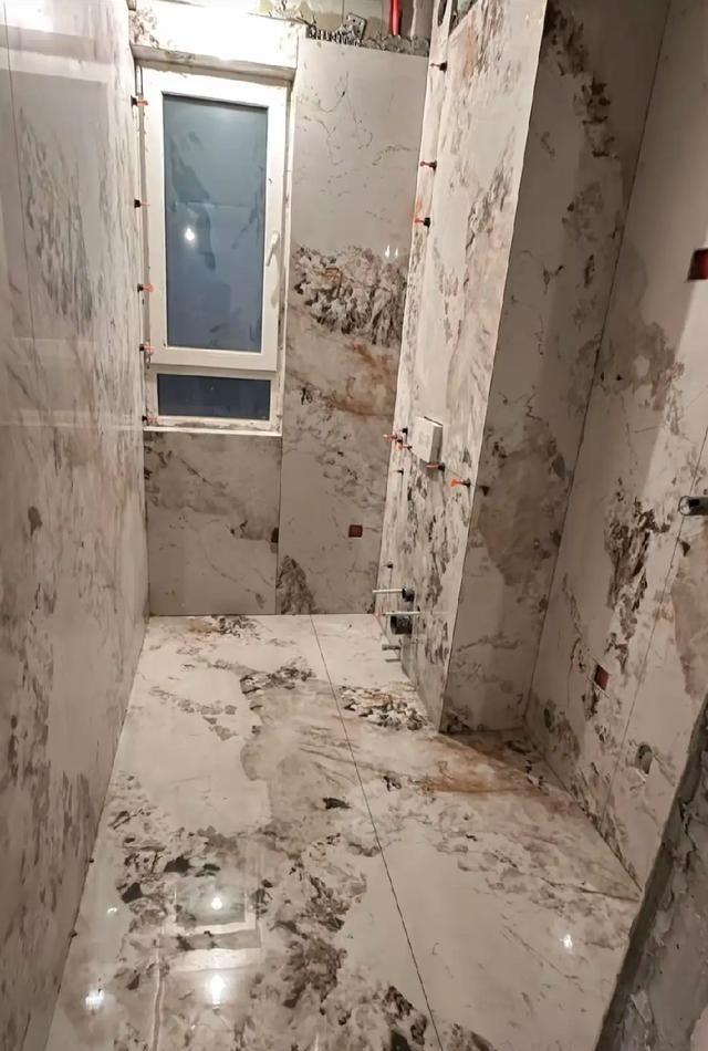 装完大理石瓷砖真香了！原本怕花纹乱，结果通铺后超高级，朋友都夸像酒店。选瓷砖时对