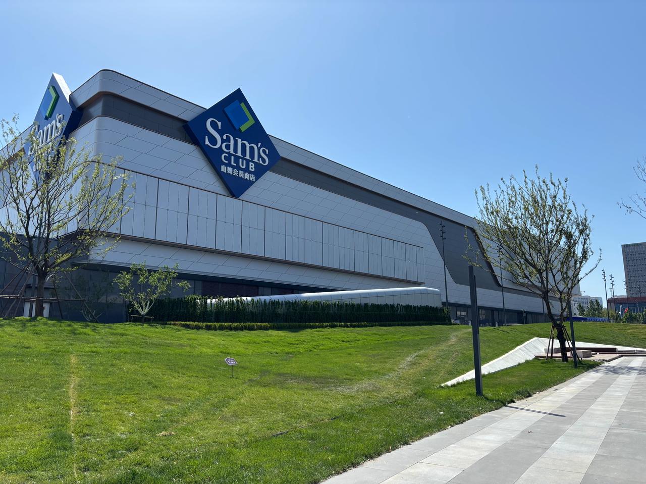济南首家山姆会员店，绿化以及围挡已经全部完成！凤凰路高架山姆会员店段围挡也已拆除