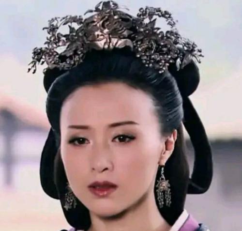 公元前195年，刘邦去世，薄姬跪在他的灵前痛哭。此时吕后走来，对她温柔地说：“你