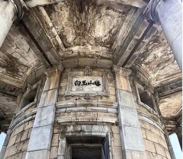 日军曾在我国境内留一建筑，听说要拆塔，立马提出无理请求？挖开地基才知，底下踩着的