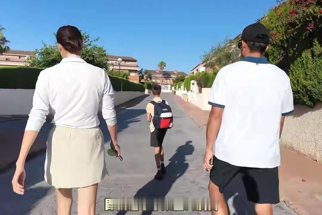 林丹一家4口住西班牙别墅，买了2辆豪车，比邹市明有钱生活安逸