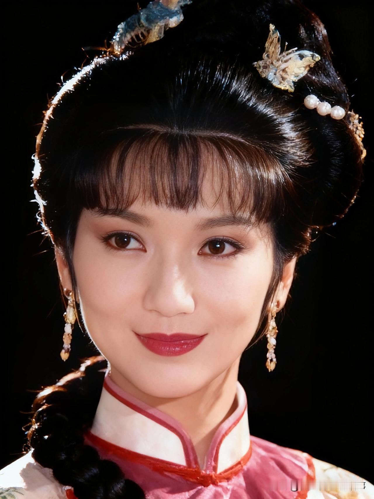 多年后重温戏说乾隆定妆照才发现，赵雅芝拍这部戏时正值中年，身形有些发胖，仔细看
