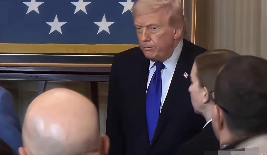 老特一想到圣火令重现江湖，全世界有3亿穆斯林在追杀他和他的家族，心里开始暗暗害