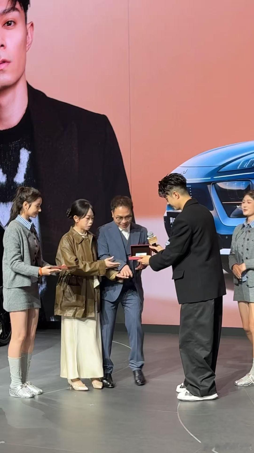 没想到车展上还能看到周柏豪当证婚人，他的生图状态超级完美，各个角度都无懈可击，现