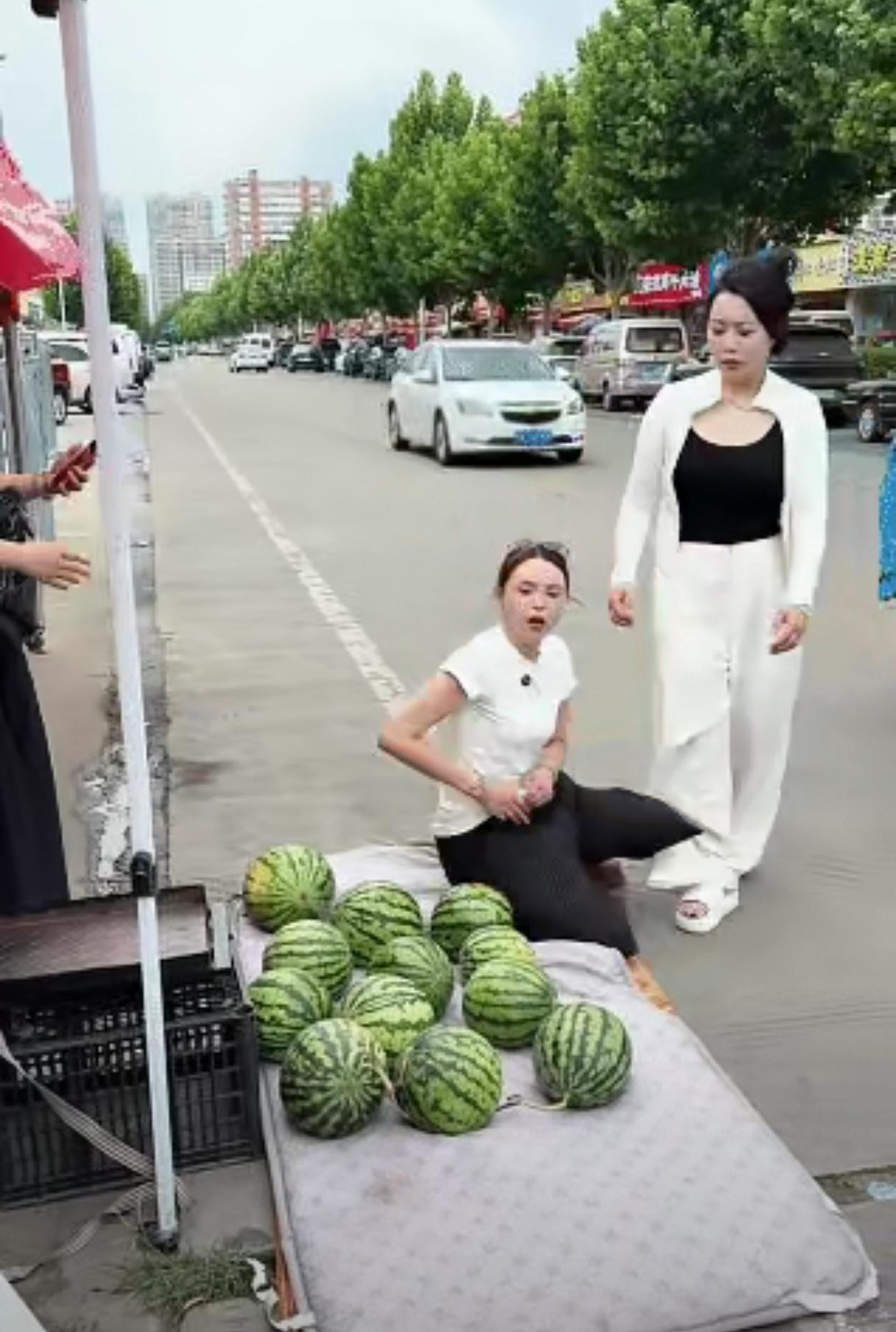 为了一个西瓜，做这种不要脸的事，难以想象！有些人不是穷，不是买不起西瓜，而是贪小