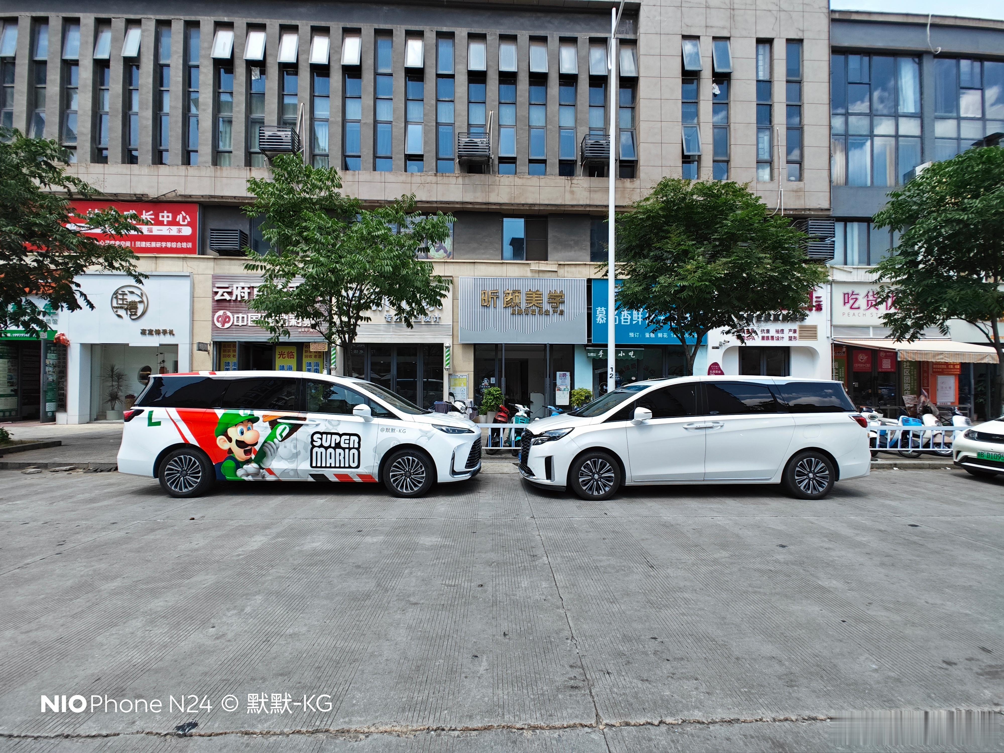 抵达了赣州，别克GL8PHEV陆尚的侧面和别克GL8陆尊可以说是一模一样。​