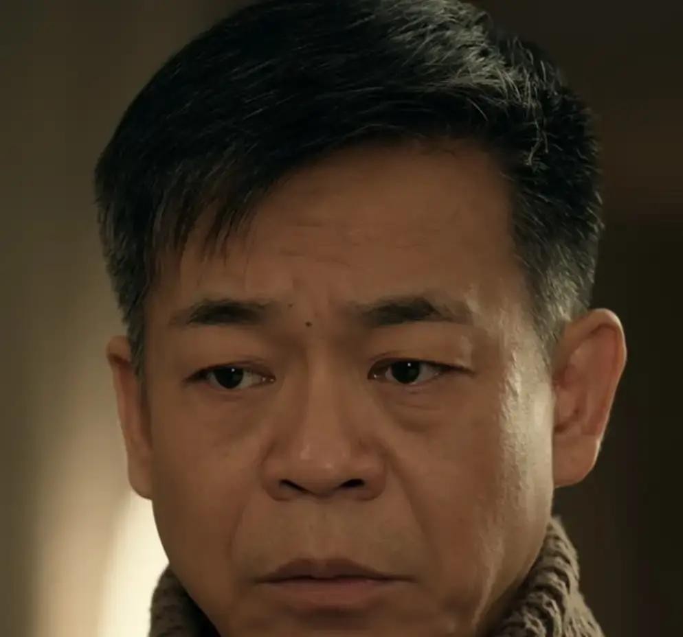 孙浩拼尽全力吹出最后一口火，整个人如同抽干了力气般重重倒在戏台上没有歇斯底里的干嚎，就凭那渐渐黯淡却